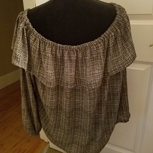 Shoulder Ruffle Blouse - Picture 3 of 4